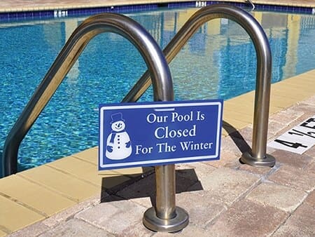 winter-pool_ss83880142